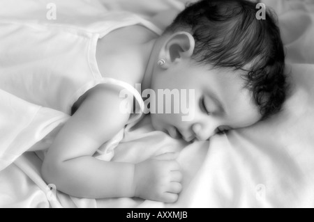 wunderschöne Babymädchen schläft Stockfoto