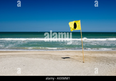 Ich Flagge Regel 30 1 rund um die Enden-Regel ist in der Tat gelbe Flagge mit schwarzen Punkt Kreis solide Runde am Strand Stockfoto