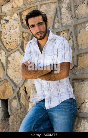 Mann, die Gelenkarme Stockfoto