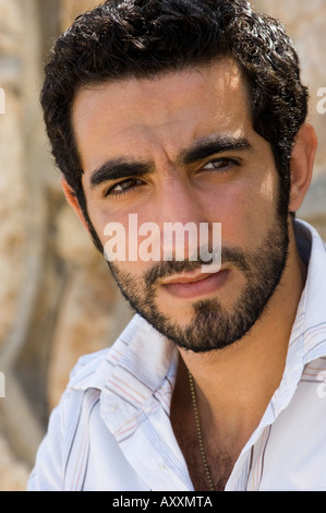 Junge muslimische Mann wegsehen Stockfoto
