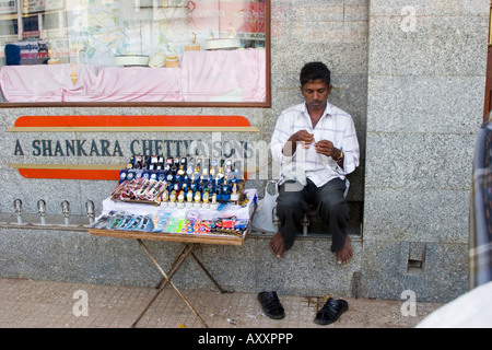 Gefälschte Designer-Uhren zum Verkauf von einem Straßenhändler in Mysore, Indien Stockfoto