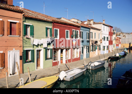 Häuser an der Uferpromenade, Burano, Venedig, Veneto, Italien, Europa Stockfoto