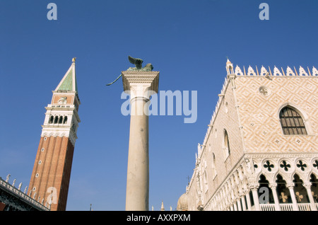 San Marco Campanile (Markusplatz Glockenturm), St.-Markus Spalte und Palazzo Ducale (Dogenpalast), Venedig, Veneto, Italien Stockfoto