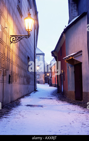 Schneebedeckte 16. Jahrhundert Hütten am Golden Lane (Zlata ulička) im Winter Dämmerung, Hradcany, Prag, Tschechische Republik, Europa Stockfoto