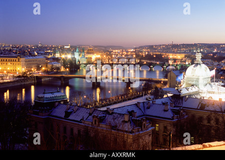 Vltava (Moldau) Teilung Altstadt von Mala Strana Vororten im Winter Dämmerung, Mala Strana, Prag, Tschechische Republik Stockfoto