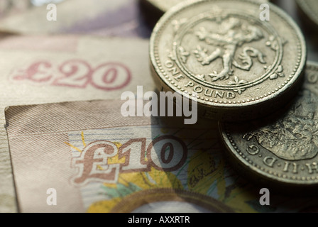 Sterling-Münzen auf zehn und zwanzig Pfund-Banknoten horizontale Stockfoto