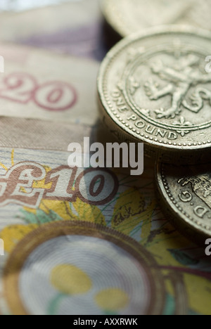 Sterling-Münzen auf zehn und zwanzig Pfund-Banknoten vertikale Stockfoto