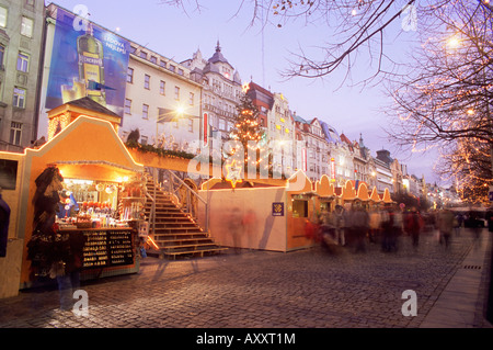 Weihnachtsmarkt und Weihnachtsbaum in Wenzelsplatz (Vaclavske Namesti), Nove Mesto, Prag, Tschechische Republik, Europa Stockfoto