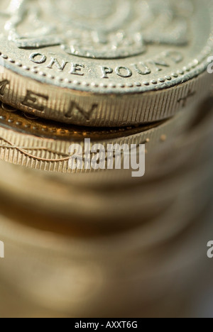 Extreme Nahaufnahme von Haufen von Pfund Münzen engen Schärfentiefe Feld vertikale differential Stockfoto