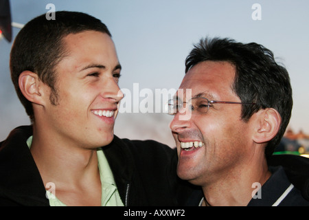 Vater und Sohn im Teenageralter lachen Stockfoto