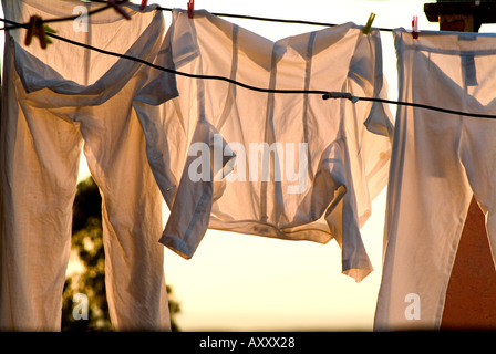 Kleidung auf der Wäscheleine zurück beleuchtet von der Sonne in Mexiko Stockfoto
