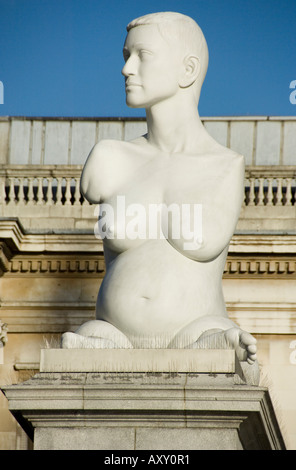 Statue der Mark Quinns Alison Lapper schwanger auf dem vierten Sockel auf dem Trafalgar Square, Vorderansicht Stockfoto