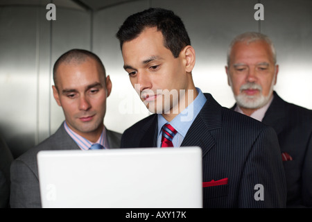 Drei Unternehmer in einem Aufzug Stockfoto