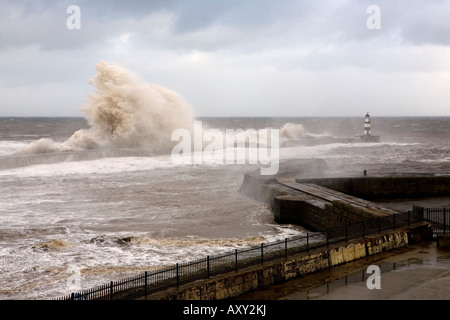 Riesige Meere traf den Pier und den Leuchtturm am Seaham in der Grafschaft Durham während eines Sturms Frühling Stockfoto