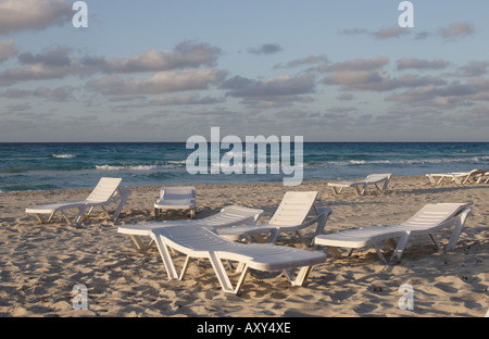 Leere Sonnenliegen an einem tropischen Strand Stockfoto