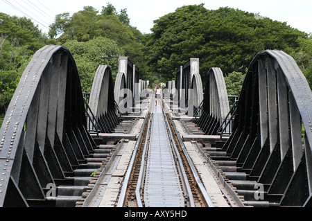 Touristen am River Kwai Brücke Kanchanaburi Thailand Stockfoto