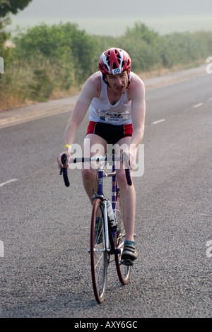 Männlichen Konkurrenten während der Radsport Bein der Wakefield Triathlon 2006 zeigen Müdigkeit auf Gesicht Stockfoto