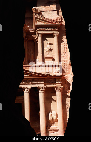 Die Siq und die Fassade des Schatzhauses (El Khazneh) (Al Khazna), archäologische Stätte, Petra, Jordanien, Naher Osten Stockfoto