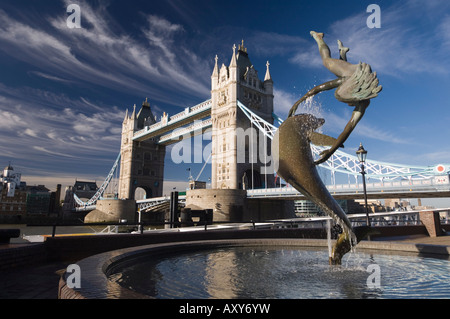 Die Tower Bridge und Mädchen mit einem Delphin-Skulptur, London, England Stockfoto