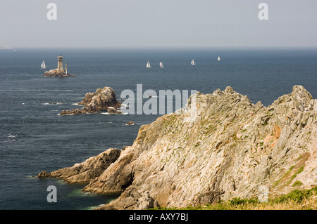 Der Leuchtturm am Pointe du Raz, Süd-Finistere, Bretagne, Frankreich Stockfoto