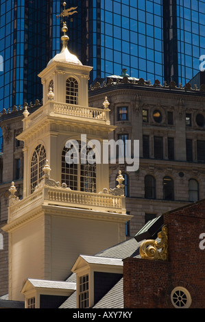 Das Old State House, 1713, jetzt umgeben von modernen Türme im Financial District, Boston, Massachusetts, USA Stockfoto