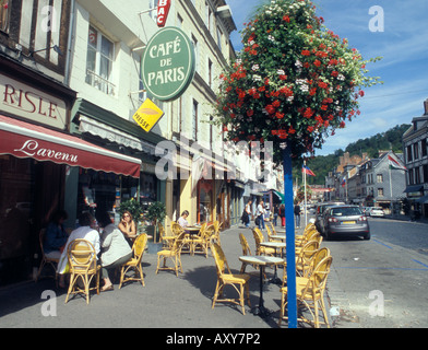 Pont-Audemer - Normandie - Frankreich Cafe mit Terrasse in Pont-Audemer Hauptstraße Stockfoto