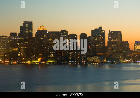City Skyline bei Dämmerung, Boston, Massachusetts, USA Stockfoto