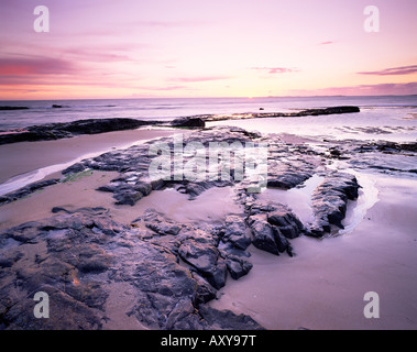 Sonnenaufgang über dem Nordsee von Bamburgh Strand, Bamburgh, Northumberland, England, Vereinigtes Königreich, Europa Stockfoto