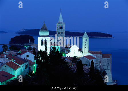 Mittelalterliche Rab Glockentürme und erhöhten Blick auf die Stadt bei Nacht, Stadt Rab, Insel Rab, Dalmatien, Dalmatien, Kroatien, Europa Stockfoto