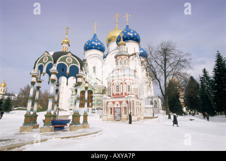 Kloster von der Christian St. Sergius Cathedral Mariä Himmelfahrt im Winterschnee, Sergiev Posad, Gebiet Moskau, Russland Stockfoto