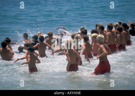 Kinder geben Sie Meerwasser zu Schwimmen Training training für Junior Lifeguard Camp Balboa Island Newport Beach Kalifornien zu beginnen Stockfoto