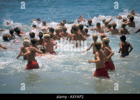 Kinder geben Sie Meerwasser zu Schwimmen Training training für Junior Lifeguard Camp Balboa Island Newport Beach Kalifornien zu beginnen Stockfoto