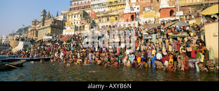 Hindus Baden im frühen Morgen in den heiligen Fluss Ganges, Varanasi (Benares) Staat Uttar Pradesh, Indien Stockfoto