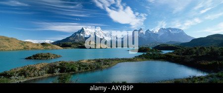 Cuernos del Paine erhebt sich über dem Lago Pehoe, Torres del Paine Nationalpark, Patagonien, Chile, Südamerika Stockfoto