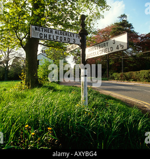 UK Cheshire Alderley Edge Autofahren Wegweiser auf leere ländlichen lane Stockfoto