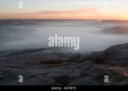 Zeigen Sie in der Morgendämmerung von Mam Tor über das Tal der Hoffnung, das Lafarge Zementwerk in der Peak-District-Derbyshire an Stockfoto