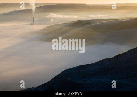 Zeigen Sie in der Morgendämmerung von Mam Tor über das Tal der Hoffnung, das Lafarge Zementwerk in der Peak-District-Derbyshire an Stockfoto