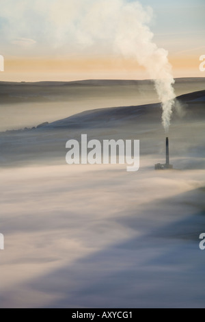 Zeigen Sie in der Morgendämmerung von Mam Tor über das Tal der Hoffnung, das Lafarge Zementwerk in der Peak-District-Derbyshire an Stockfoto