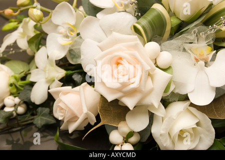 Hochzeit Brautstrauß aus Rosen und Orchideen Stockfoto