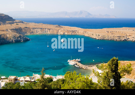 Eine Luftaufnahme von Lindos Bay, Lindos, Rhodos, Dodekanes-Inseln, griechische Inseln, Griechenland, Europa Stockfoto