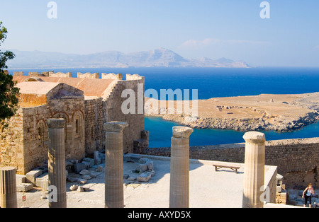 Spalten und das Meer von der Akropolis, Lindos, Rhodos, Dodekanes-Inseln, griechische Inseln, Griechenland, Europa Stockfoto