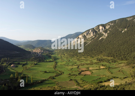 Grüne Felder von Serra del Cadi (Sierra del Cadi) Bereich, Catalonia (Catalunya) (Cataluna), Spanien, Europa Stockfoto