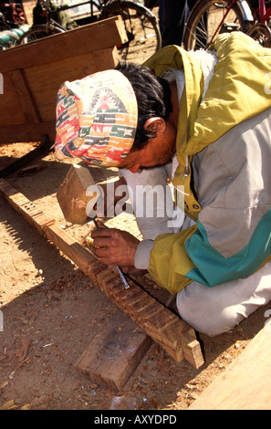 Patan Nepal Handwerk Handwerker Schnitzerei Dekoration auf hölzernen Säulen Stockfoto