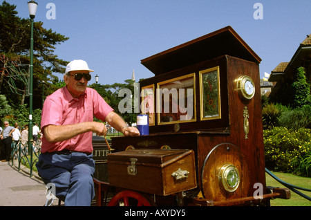 UK Dorset Bournemouth Mann Charity Fundraising mit Drehorgel in den unteren Gärten Stockfoto