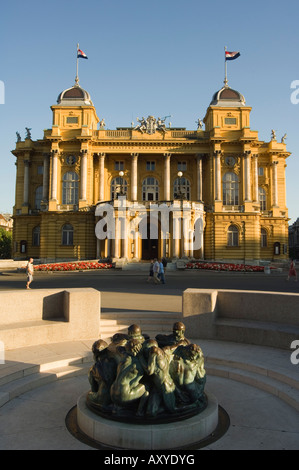 Croatian National Theatre und Ivan Mestrovic der Skulptur Brunnen des Lebens aus dem Jahr 1905, Zagreb, Kroatien Stockfoto