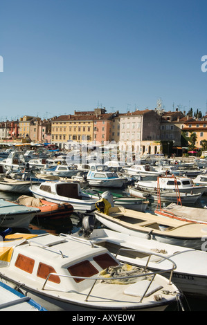 Altstadt und Boote im Hafen von Rovinj, Istrien Küste, Kroatien, Europa Stockfoto