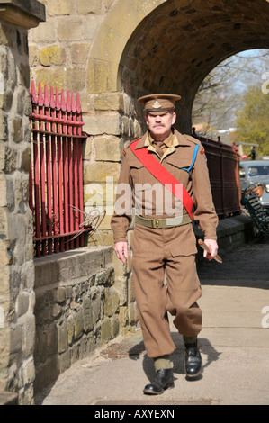 Mann in Armee-Uniform hinunter einen Fußweg Crich vierziger Wochenende Peak District Derbyshire England UK Stockfoto