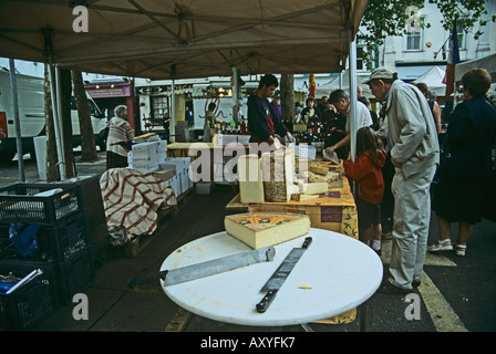 CAERNARFON GWYNEDD NORTH WALES UK August A männliche Standbesitzer verkaufen eine große Auswahl an Käse Stockfoto