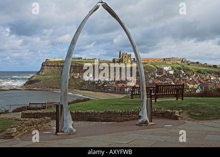 WHITBY, North Yorkshire UK September St Mary's Parish Church und Whitby Abbey Ruinen gesehen durch zwei gewölbte Walknochen Stockfoto