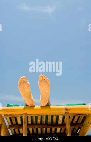 Zwei Füße auf Bambus liege tropischen Strand Urlaub Füße stellen Sie Ihre Füße oben Ruhe Entspannung Stockfoto